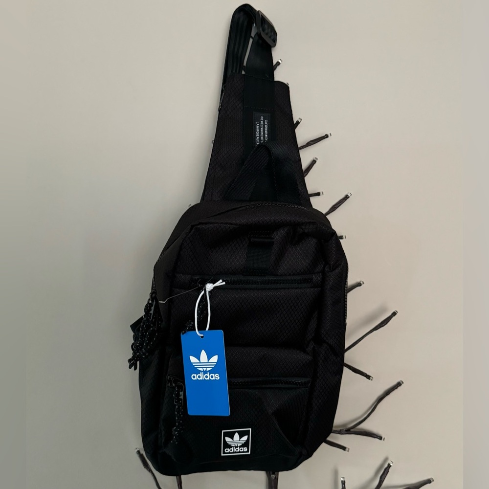 Brand new “Adidas “unisex crossbody bag.Size-W10”x14”inc.Color-black.🖤